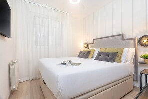 3 habitaciones, tabla de planchar con plancha y ropa de cama