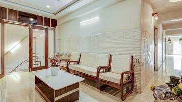 Hus | Lobby