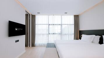 Minibar, coffres-forts dans les chambres, rideaux occultants