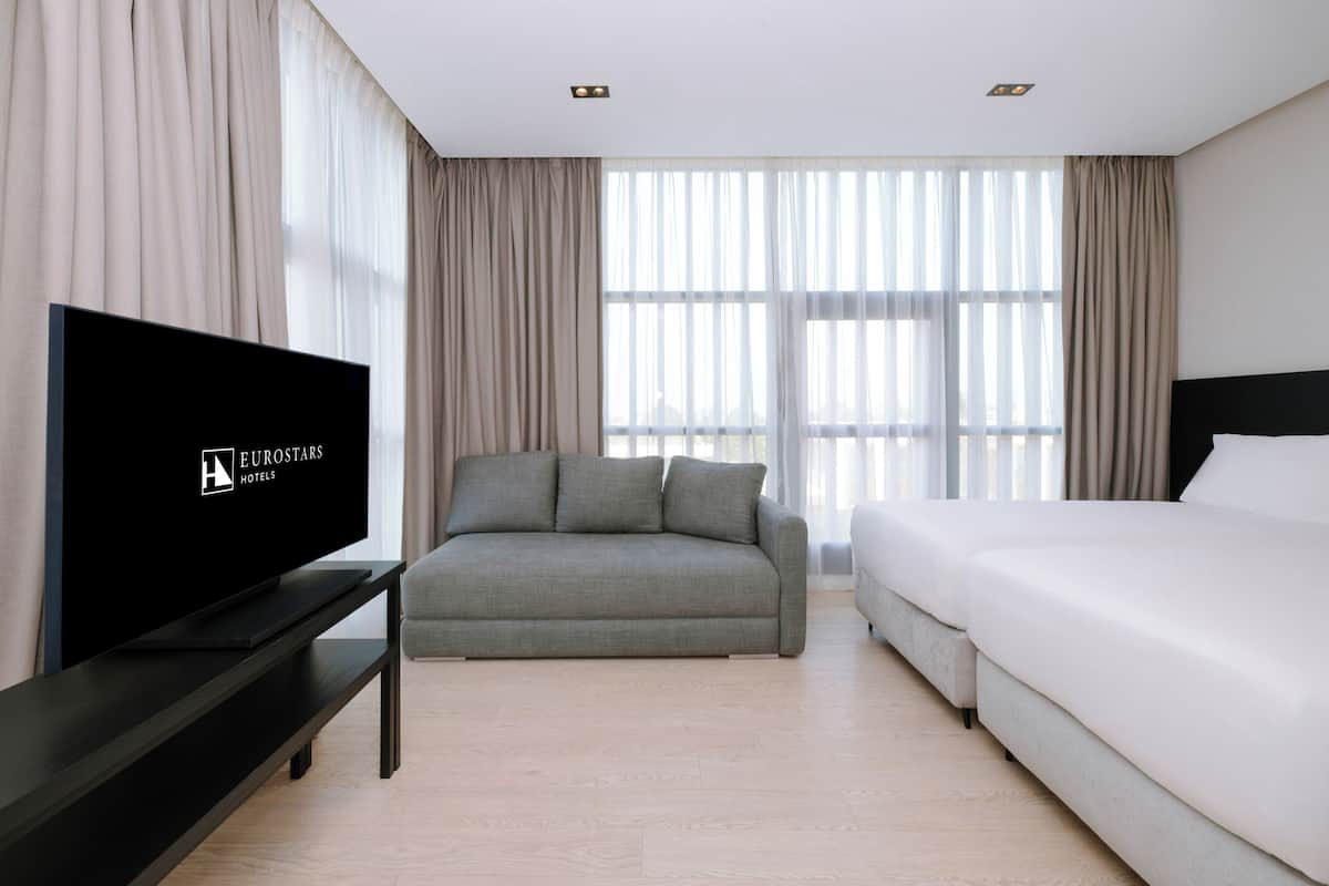 Minibar, caja de seguridad en la habitación y cortinas blackout 