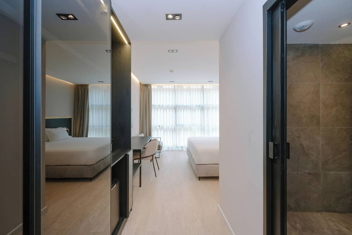 Minibar, caja de seguridad en la habitación y cortinas blackout 