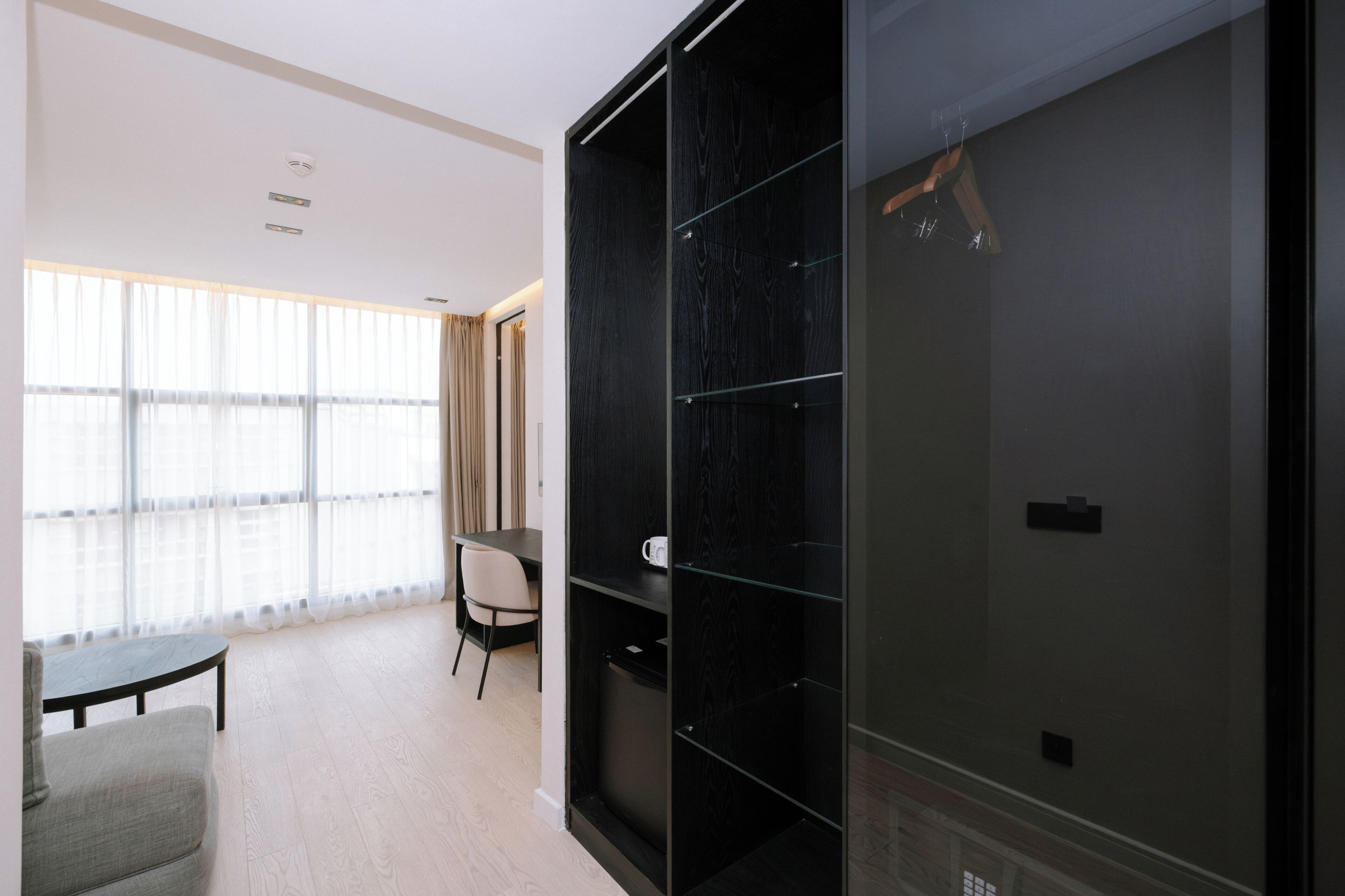 Une chambre moderne dotée d’une grande armoire, d’un bureau et d’une chaise.