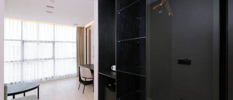 Une chambre moderne dotée d’une grande armoire, d’un bureau et d’une chaise.