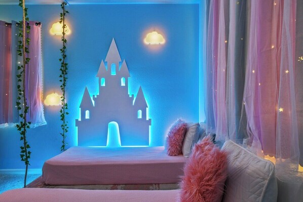 9 bedrooms, travel cot, WiFi