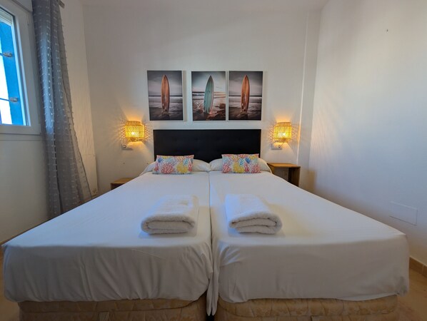 2 slaapkamers, een strijkplank/strijkijzer, beddengoed