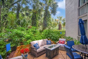 Villa, varias camas, patio, vistas al jardín (868 Ketch Court) | Terraza o patio