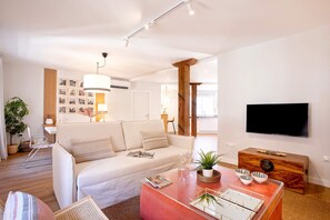 Departamento (3 Bedrooms) | Área de sala de estar | Smart TV de 52 pulgadas con canales vía satélite 
