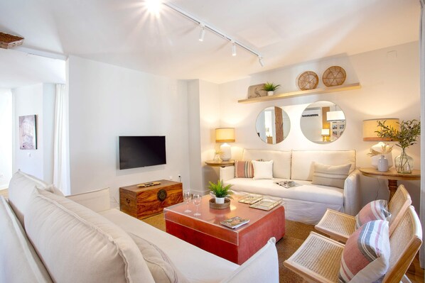 Apartment (3 Bedrooms) | Living area