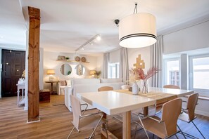 Apartment (3 Bedrooms) | In-room dining