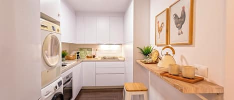 Lemari es, microwave, oven, dan mesin pencuci piring