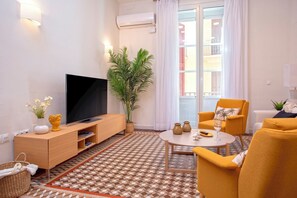 Departamento (2 Bedrooms) | Área de sala de estar | Smart TV de 52 pulgadas con canales vía satélite
