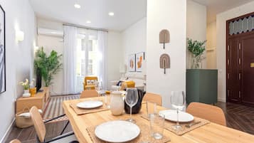 Apartamento (2 Bedrooms) | Sala de estar | Smart TV de 52 pulgadas con canales por satélite