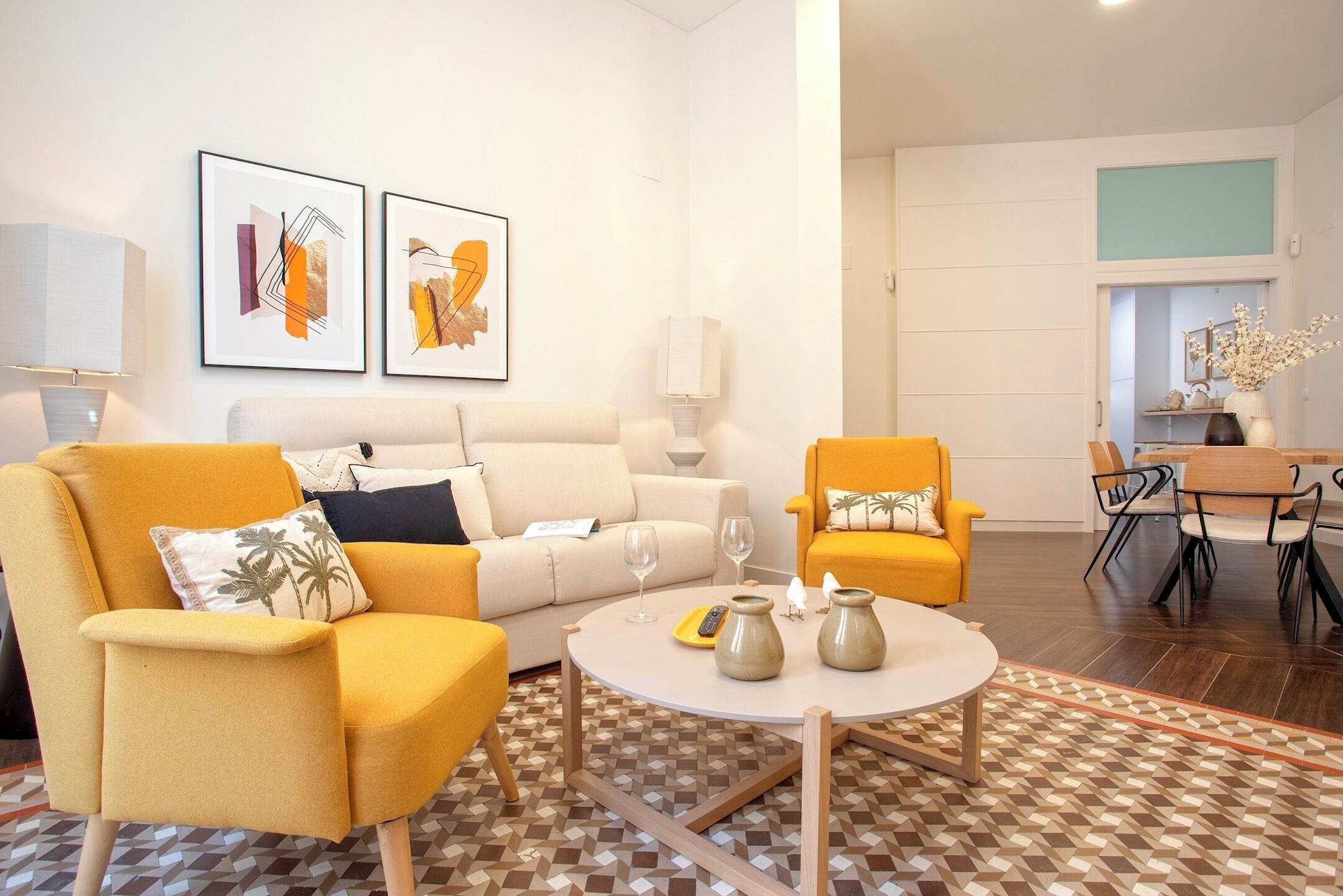 Apartamento (2 Bedrooms) | Sala de estar | Smart TV 52 polegadas com canais via satélite