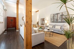 Apartment (3 Bedrooms) | Living room