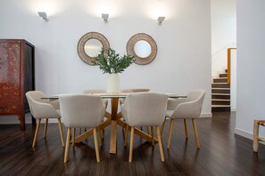Apartment (3 Bedrooms) | Makan dalam bilik