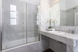 Apartment (3 Bedrooms) | Bathroom | Free toiletries, hair dryer, bidet, towels