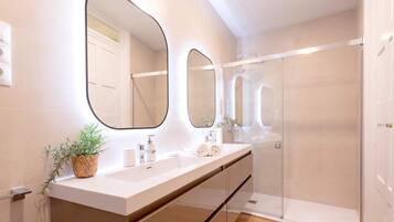 Apartment (4 Bedrooms) | Bathroom | Shower, free toiletries, hair dryer, towels