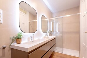 Apartamento (4 Bedrooms) | Banheiro | Chuveiro, produtos de toalete grátis, secador de cabelo 