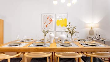 Apartment (4 Bedrooms) | In-room dining