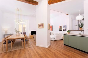 Appartement (4 Bedrooms) | Dineren op de kamer