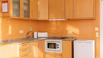 Een koelkast, een microgolfoven, een oven