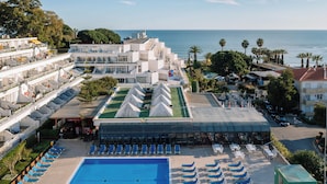 Un hôtel doté d’une piscine, de plusieurs étages et offrant une vue sur la mer.