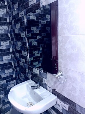 تجهيزات دش، مناشف، ورق حمّام