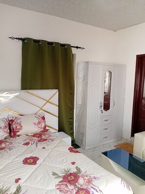 1 غرفة نوم ومكواة/لوح كي وواي فاي وملاءات أسرّة