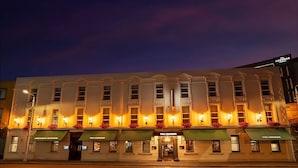 Exterior - Fun at Dublin Zoo! Two Contemporary Accommodations in Downtown Dublin! (Dublin)