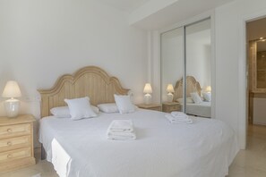 3 habitaciones, tabla de planchar con plancha, wifi y ropa de cama 