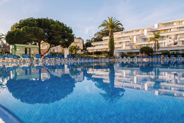 Pool - Enjoy Sandy Moments: Seafront Retreat in Praia da Oura, Free Parking (Albufeira)