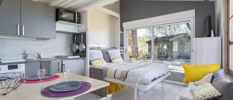 1 bedroom, bed sheets