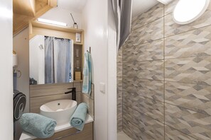 Dusche, kostenlose Toilettenartikel, Handtücher