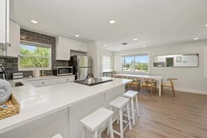 Kühlschrank, Mikrowelle, Herdplatte, Toaster