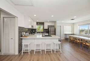 Kühlschrank, Mikrowelle, Herdplatte, Toaster