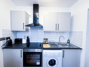 Microondas, horno, placa de cocina