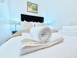 1 habitación, tabla de planchar con plancha, wifi y ropa de cama