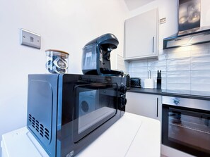 Microondas, horno, placa de cocina