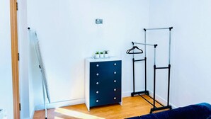 Unclassified image, 2 of 30, button - Luxury 1 bed apartment, sleeps 4, free parking. (Pudsey)