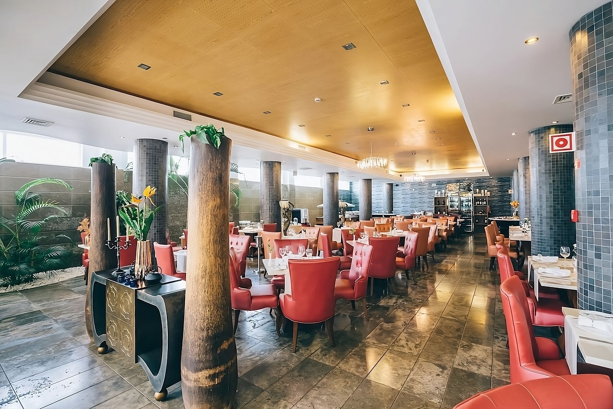 En rymlig restaurang med röda stolar och en modern inredning.