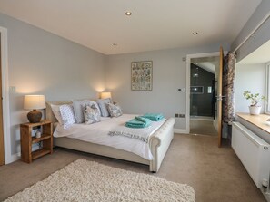5 quartos, individualmente decorados, individualmente mobiliados