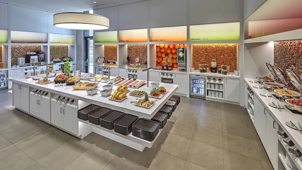 Een buffet met diverse gerechten en een drankautomaat.