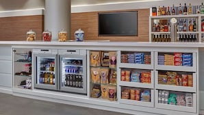 Een automaat met koude drankjes, snacks en diverse flessen.