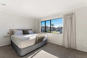 3 Schlafzimmer, Schreibtisch, Bügeleisen/Bügelbrett, WLAN