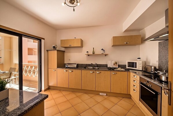 Een koelkast, een magnetron, een oven, een kookplaat
