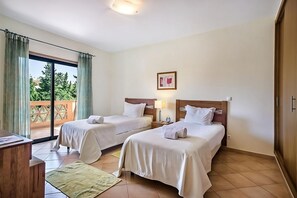 2 bedrooms, iron/ironing board, free WiFi, bed sheets - Indulge in Home-Like Comfort! Outdoor Swimming Pools, Close to Burgau Beach! (Luz)