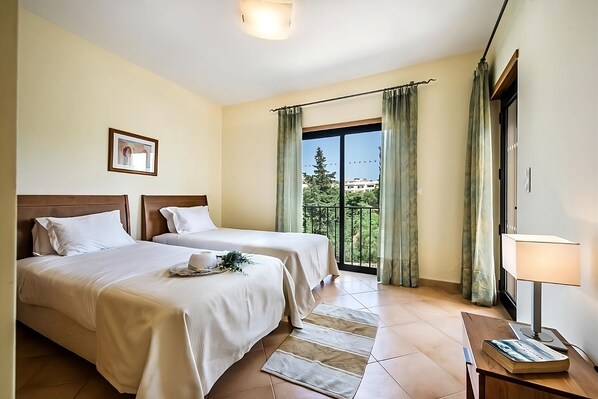 2 bedrooms, iron/ironing board, free WiFi, bed sheets - Indulge in Home-Like Comfort! Outdoor Swimming Pools, Close to Burgau Beach! (Luz)