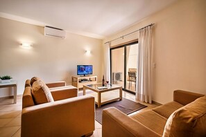 TV - Explore the Atlantic Coastline! Full Kitchen, Swimming Pools, Beach Access! (Luz)