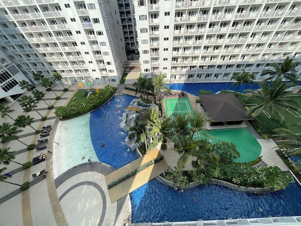 Una piscina al aire libre