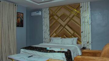 Luxury Suite | Desk, laptop workspace, free WiFi